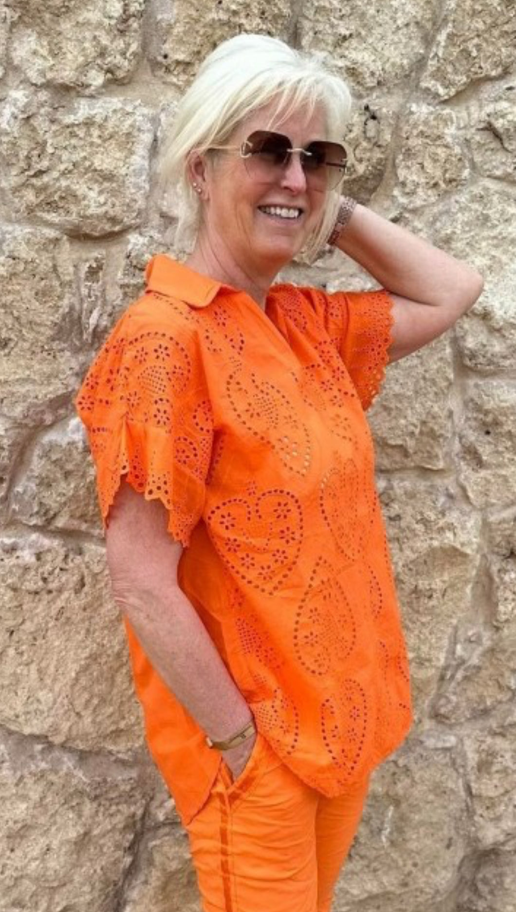 ORANGE BLUSE MED HULLMØNSTER