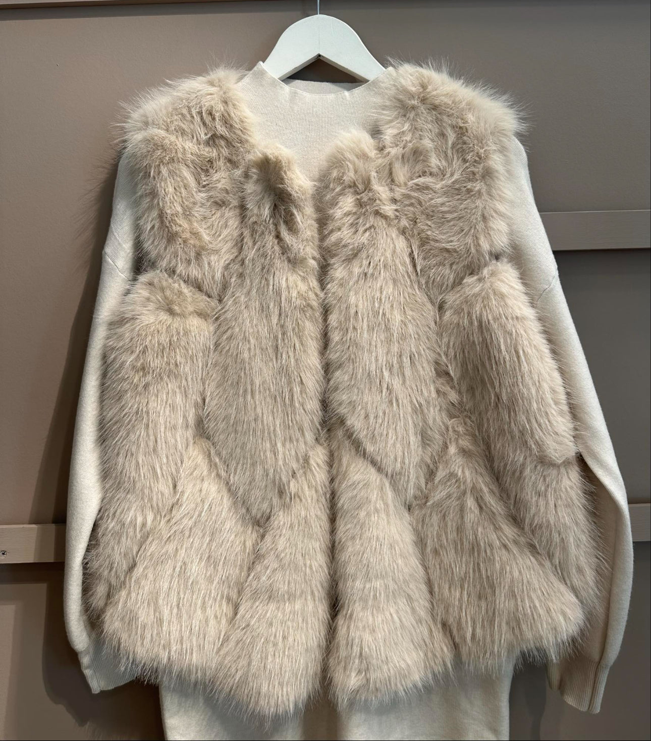 LANGHÅRET FUSKEPELSVEST