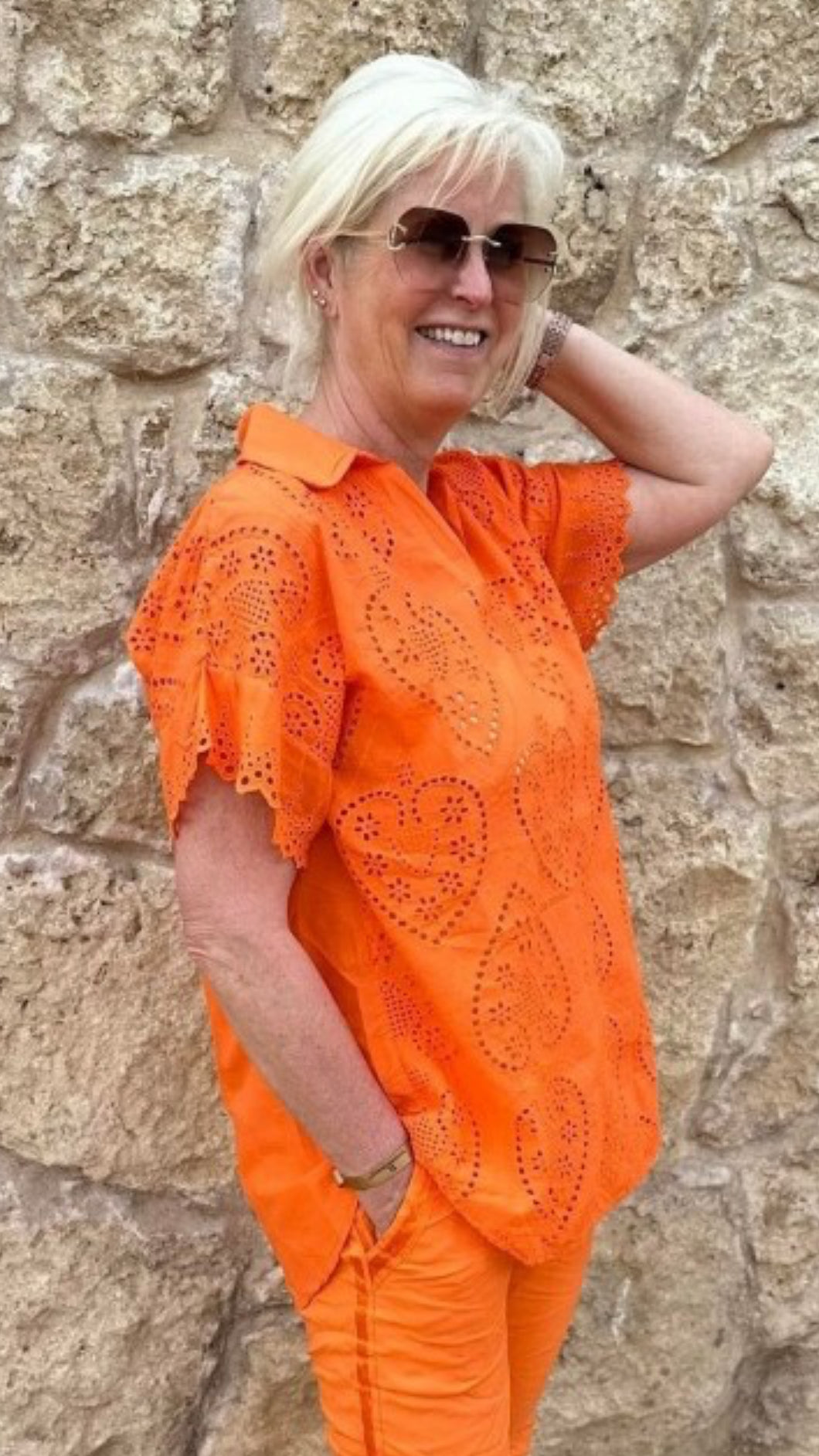 ORANGE BLUSE MED HULLMØNSTER