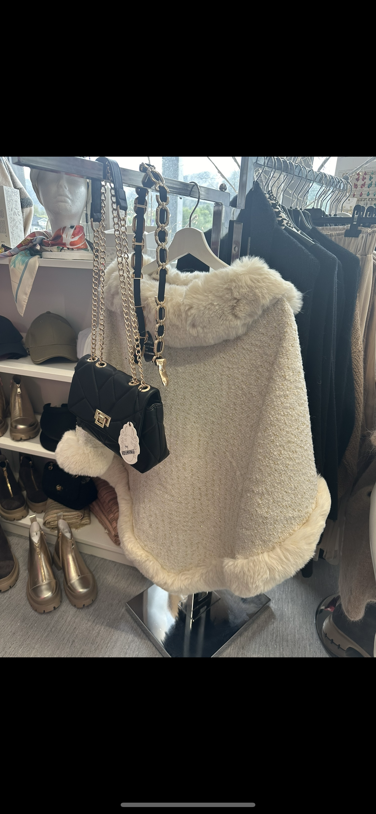 Nydelig poncho i fuskepels🌸