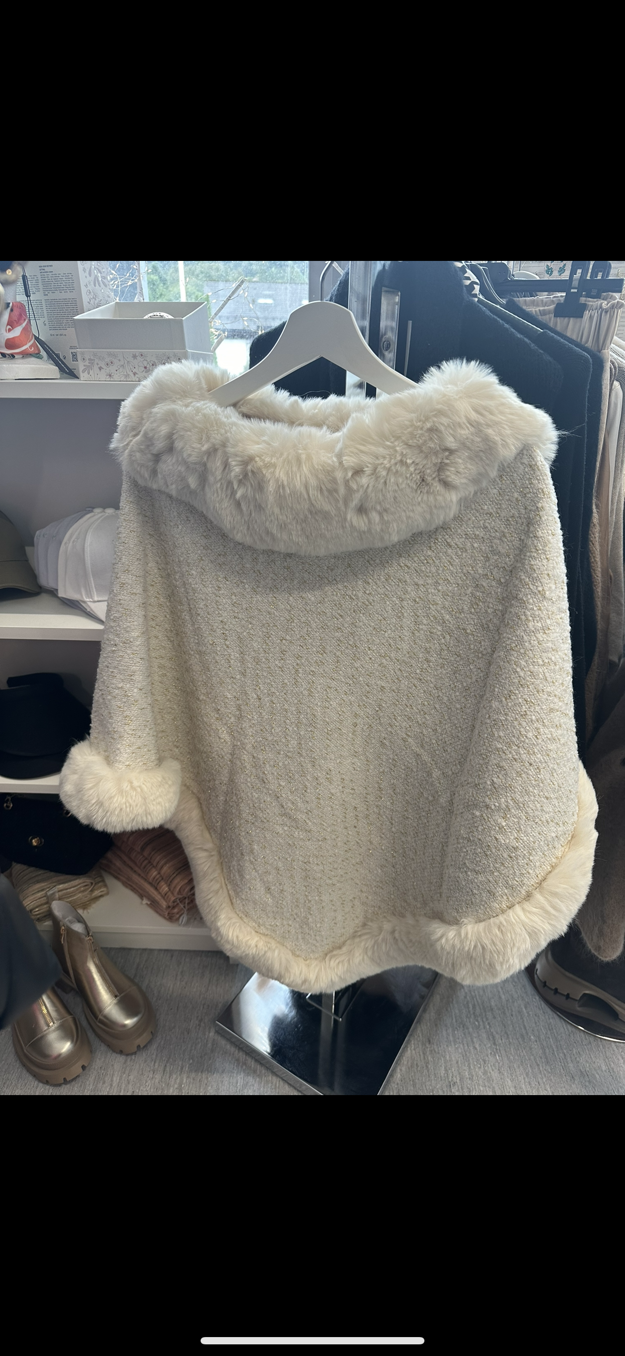 Nydelig poncho i fuskepels🌸