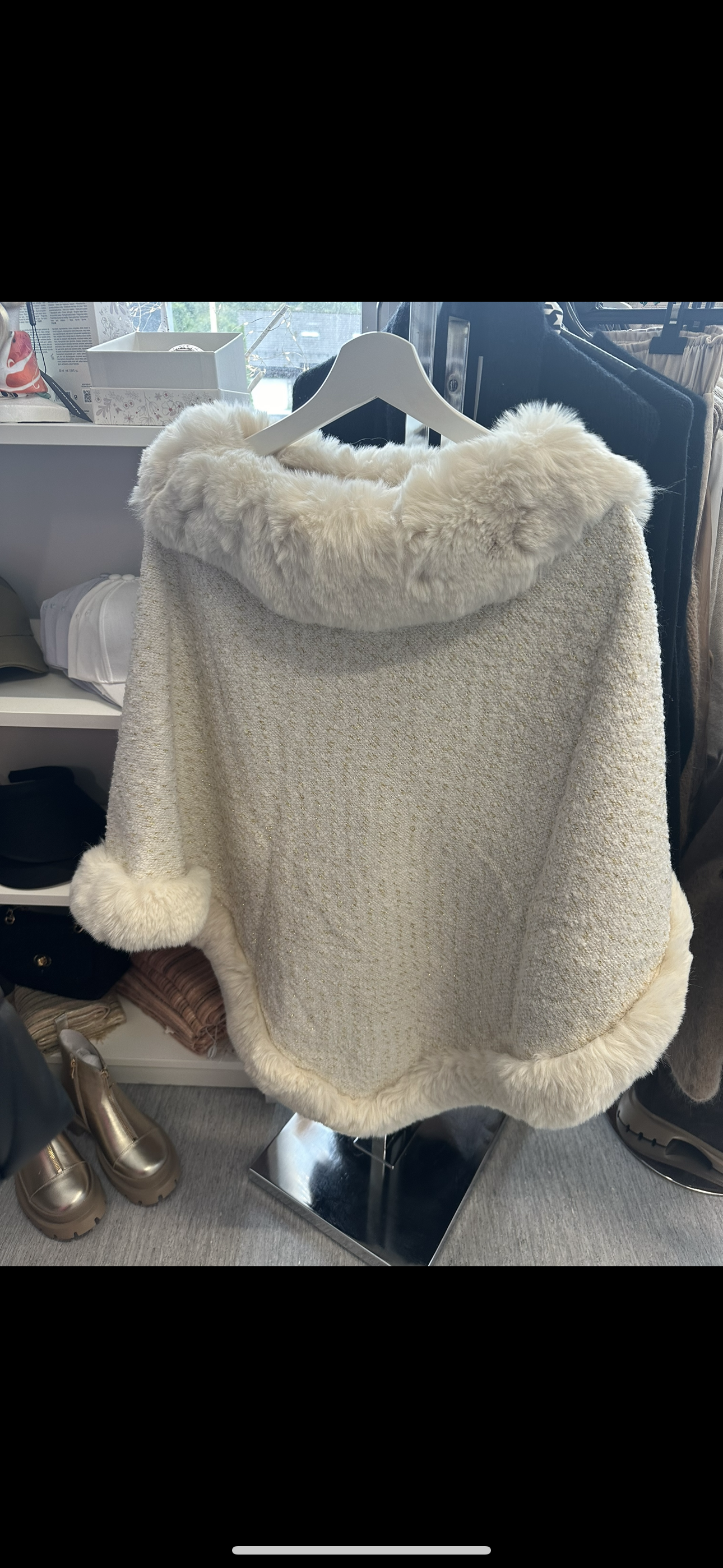 Nydelig poncho i fuskepels🌸
