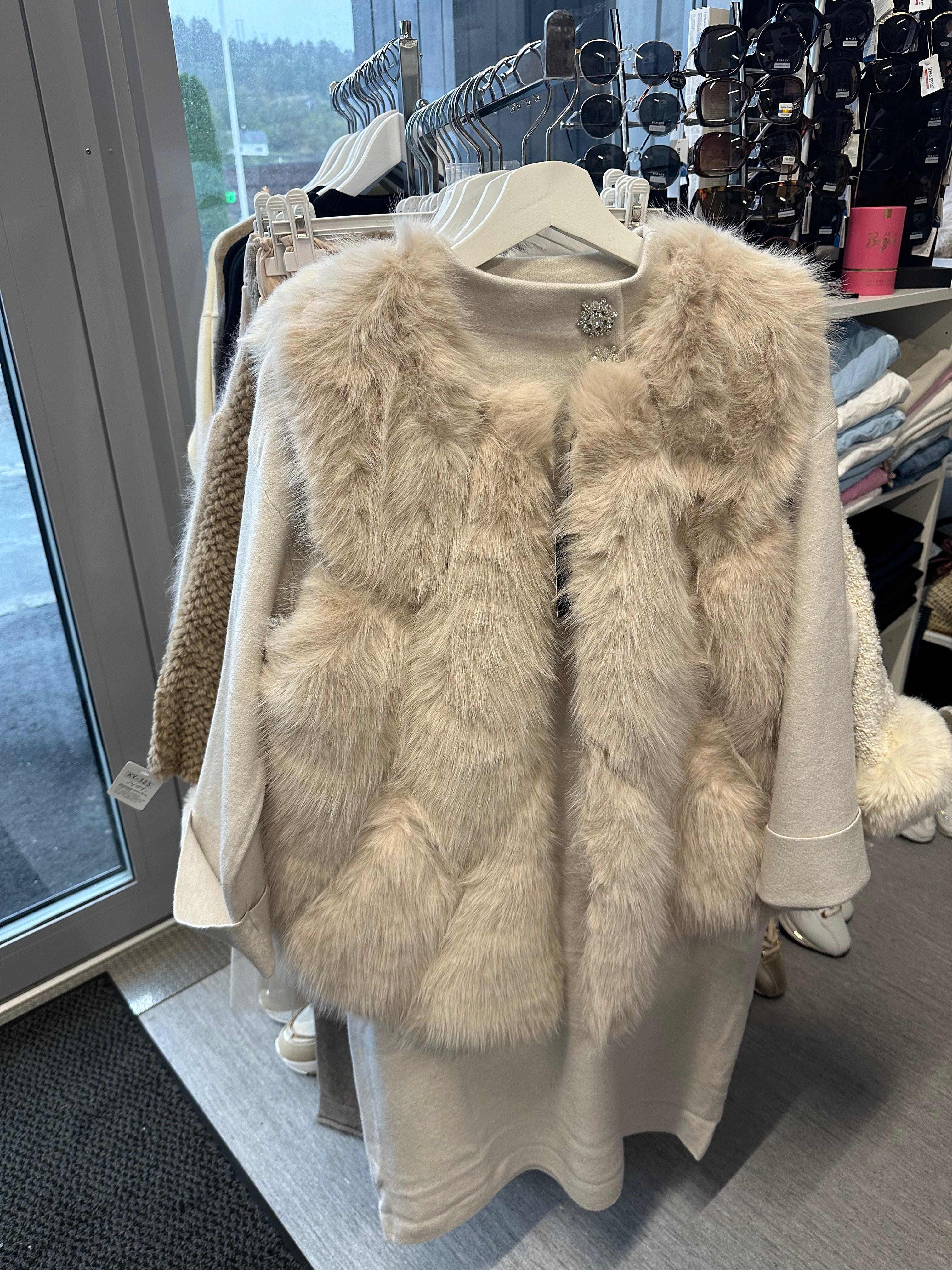 LANGHÅRET FUSKEPELSVEST
