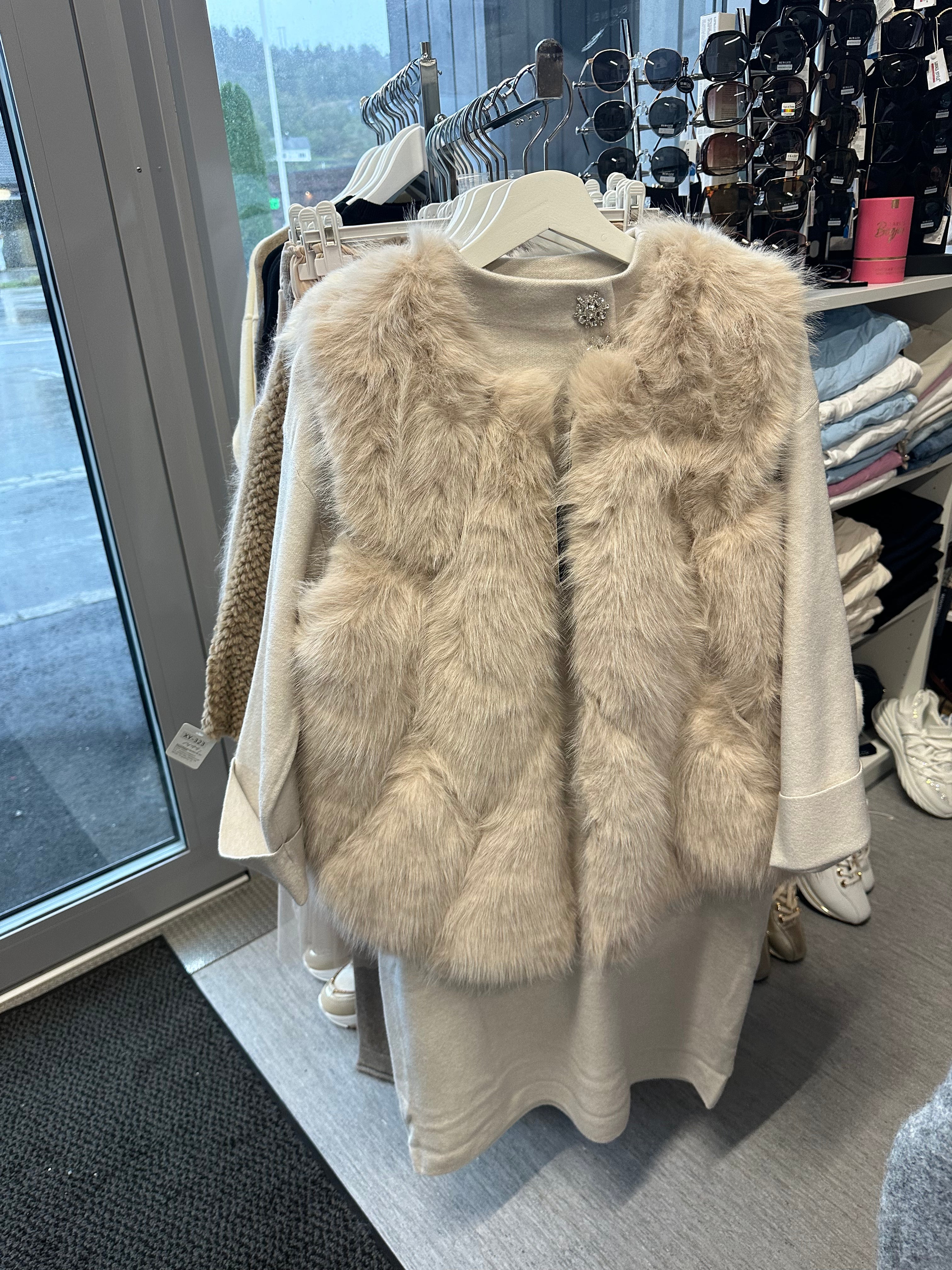 LANGHÅRET FUSKEPELSVEST